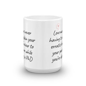 Puede incluir: Taza de caf&eacute; de cer&aacute;mica blanca con texto negro que dice "never explain your behaviour to someone while getting a PhD" en el lado izquierdo y "Love means having to explain your erratic behaviour to your partner when you're drunk" en el lado derecho. Hay un peque&ntilde;o coraz&oacute;n rosa en un globo de di&aacute;logo sobre el texto en el lado derecho.