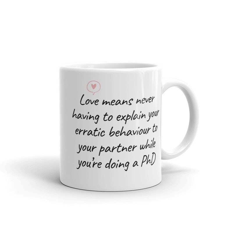 Puede incluir: Taza de cer&aacute;mica blanca con un mensaje escrito a mano en negro que dice "Love means never having to explain your erratic behaviour to your partner while you're doing a PhD".