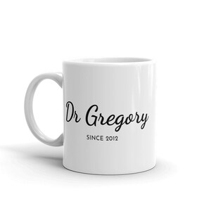 Personalizado Cursive escritura PhinisheD taza / regalo divertido / phd graduado taza de regalo / impresión minimalista / taza de doctorado / regalo de doctorado