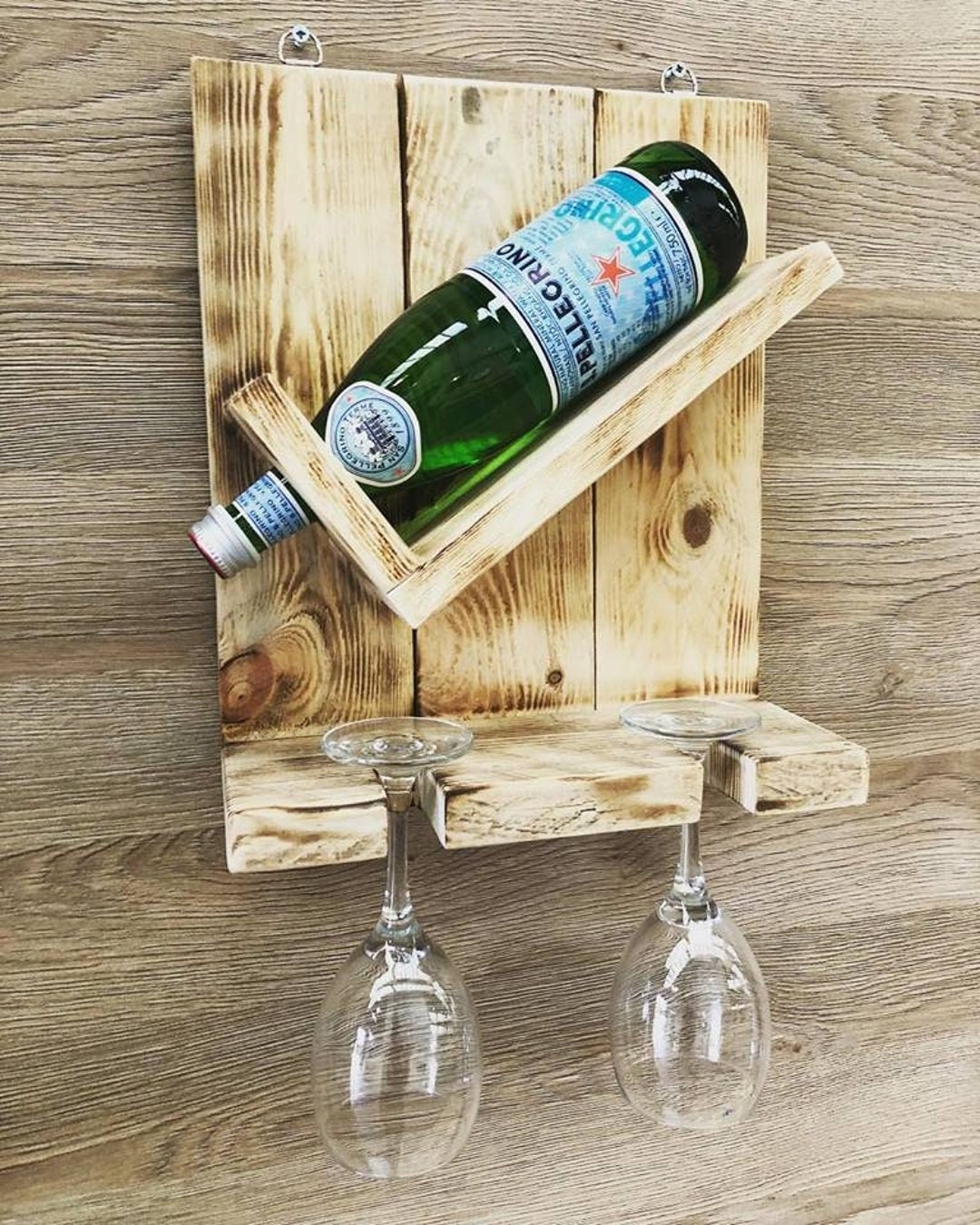 Botellero de madera montado en la pared, Elección de acabados, Perfecto  para vino, ginebra, licores y champán. Capacidad para 6 vasos y 8-9  botellas. Madera rústica -  México