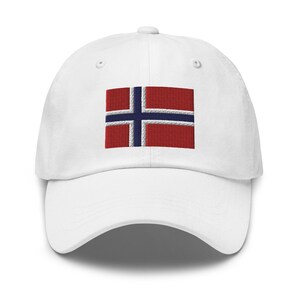 K&ouml;nnte beinhalten: Wei&szlig;e Baseballkappe mit einer gestickten norwegischen Flagge auf der Vorderseite. Die Flagge ist rot, wei&szlig; und blau.