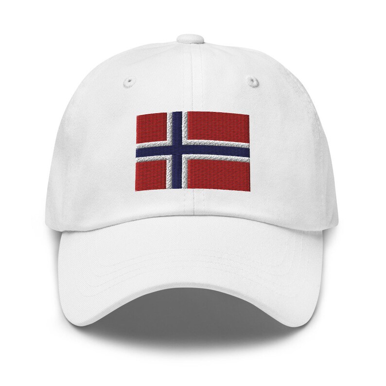K&ouml;nnte beinhalten: Wei&szlig;e Baseballkappe mit einer gestickten norwegischen Flagge auf der Vorderseite. Die Flagge ist rot, wei&szlig; und blau.