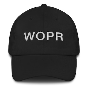 Puede incluir: Una gorra de béisbol negra con la palabra "WOPR" bordada en blanco en la parte delantera.
