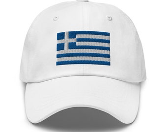 Könnte beinhalten: Weiße Baseballkappe mit einer gestickten griechischen Flagge in Blau und Weiß.
