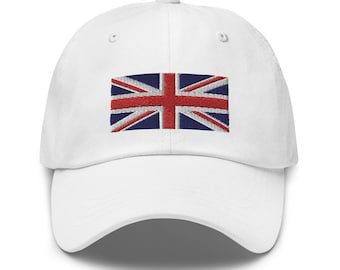 Könnte beinhalten: Eine weiße Baseballkappe mit einer gestickten Union Jack Flagge auf der Vorderseite.