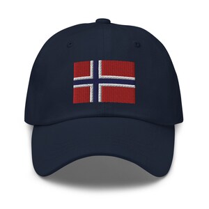 K&ouml;nnte beinhalten: Eine marineblaue Baseballkappe mit einer gestickten norwegischen Flagge auf der Vorderseite.