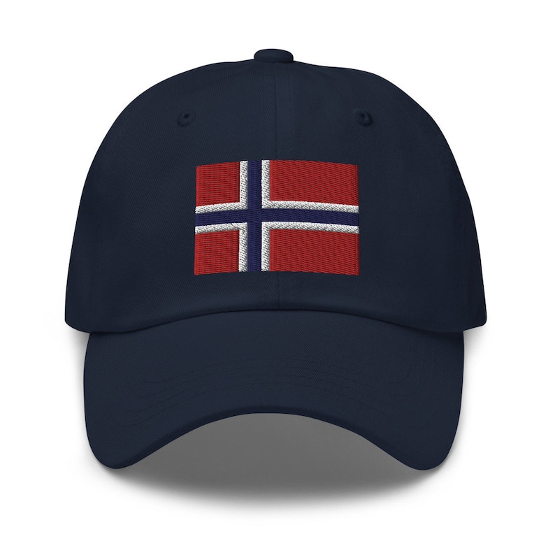K&ouml;nnte beinhalten: Eine marineblaue Baseballkappe mit einer gestickten norwegischen Flagge auf der Vorderseite.