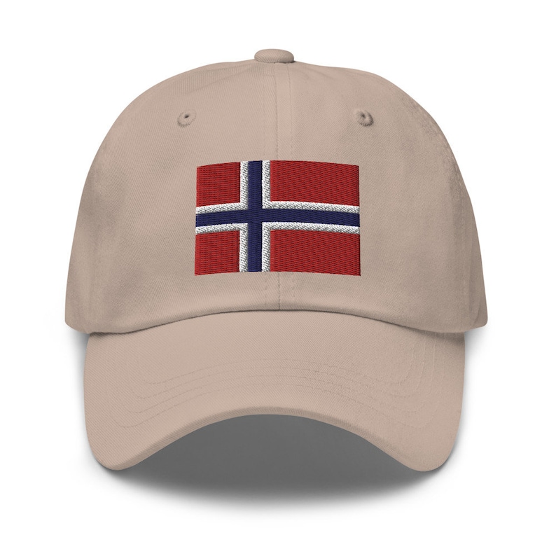 K&ouml;nnte beinhalten: Eine beige Baseballkappe mit einer gestickten norwegischen Flagge auf der Vorderseite.