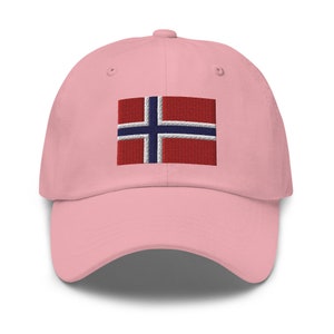 K&ouml;nnte beinhalten: Eine rosafarbene Baseballkappe mit einer gestickten norwegischen Flagge auf der Vorderseite.