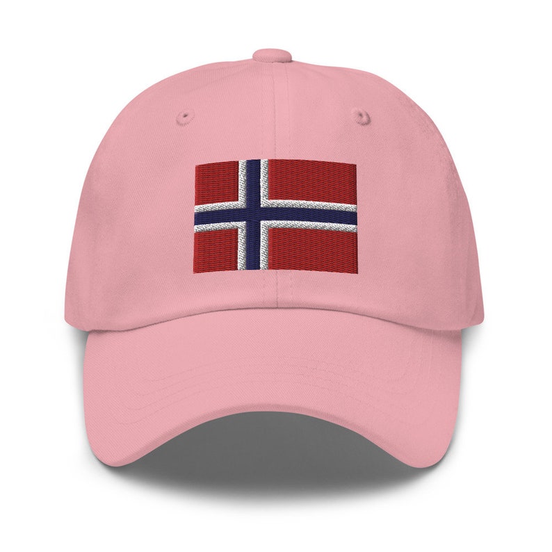 K&ouml;nnte beinhalten: Eine rosafarbene Baseballkappe mit einer gestickten norwegischen Flagge auf der Vorderseite.