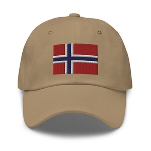 K&ouml;nnte beinhalten: Eine beige Baseballkappe mit einer gestickten norwegischen Flagge auf der Vorderseite.
