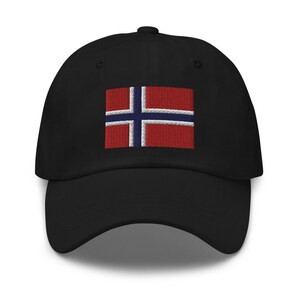 K&ouml;nnte beinhalten: Eine schwarze Baseballkappe mit einer gestickten norwegischen Flagge auf der Vorderseite. Die Flagge ist rot, wei&szlig; und blau.