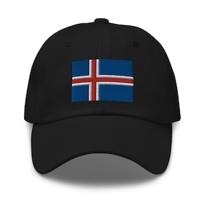 Könnte beinhalten: Eine schwarze Baseballkappe mit einer gestickten isländischen Flagge auf der Vorderseite. Die Flagge ist blau, weiß und rot.