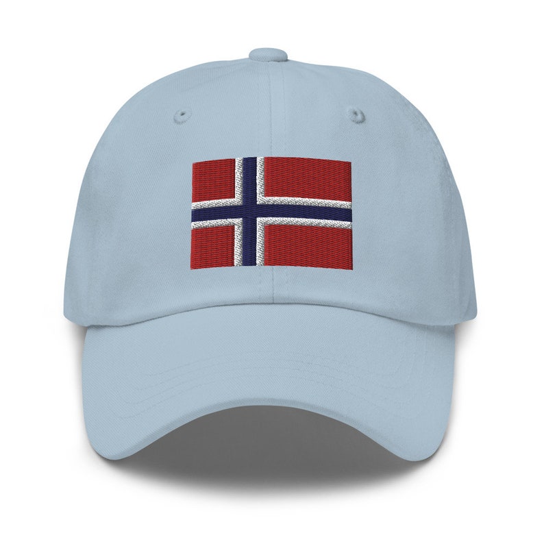 K&ouml;nnte beinhalten: Eine hellblaue Baseballkappe mit einer gestickten norwegischen Flagge auf der Vorderseite.