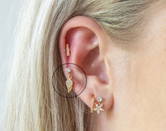 Boucle d’oreille Tiny Angel Wing Drop, boucle d’oreille en cristal délicat, piercing au lobe empilable, piercing au cartilage, boucle d’oreille Barbell, boucle d’oreille empilable