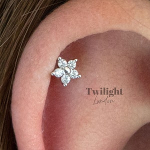 Tiny Helix Flower Piercing, Tragus Piercing, Cartilage Stud, 20G Tragu, Conch Stud, Flower Earring, Stacking Earring