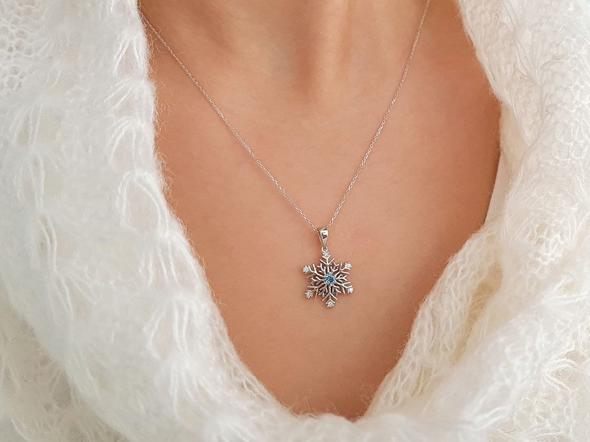 18k white gold snowflake pendant with diamonds
