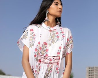 Abito caftano floreale stampato a mano: abbigliamento estivo in cotone bianco