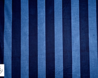Blauwe katoenen stof met brede strookprint Textielpatroonstof Verticale strepen Katoenen stof op maat gesneden