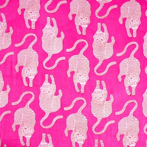 Puede incluir: Tela rosa con un patrón repetido de tigres blancos y naranjas. Los tigres están mirando hacia abajo y tienen un patrón rayado.