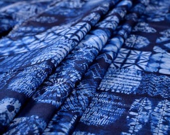 Tela 100% algodón azul índigo con estampado de conchas marinas