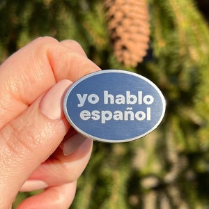 Enamel Pin: &quot;Yo hablo español&quot; (&quot;I speak Spanish&quot;) ~ Gold or Silver w/ Navy Background ~ Se habla español ~ Medical, Teacher, Latina