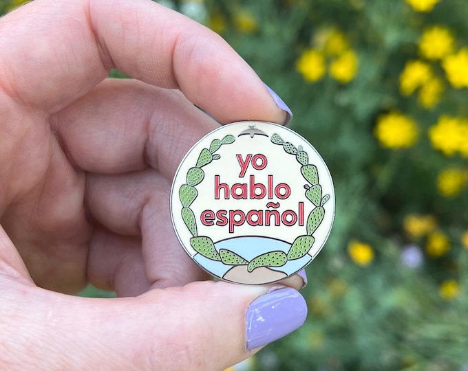 Enamel Pin: "Yo hablo español" (I speak Spanish) ~ with Bird and Prickly Pear Cactus, Design Based on Mexican Flag ~ Neutrals, Boho ~ Brooch