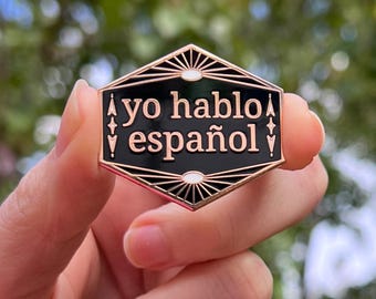 Enamel Pin: "Yo hablo español" ~ I speak Spanish ~ Black Geometric Design ~ Can Attach to Lanyard Gold, Rose Gold, Silver ~ Nurse, Teacher