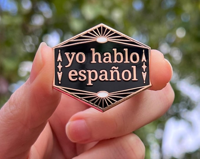 Enamel Pin: "Yo hablo español" ~ I speak Spanish ~ Black Geometric Design ~ Can Attach to Lanyard Gold, Rose Gold, Silver ~ Nurse, Teacher