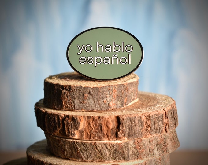 Enamel Pin: "Yo hablo español" (I speak Spanish) ~ Red, Blue, Green ~ Interpreter, Translator, Latina, Bilingual, Gift ~ Brooch, Accessory