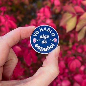 Enamel Pin: &quot;Yo hablo algo de español&quot; ~ I speak some Spanish ~ Gold, Rose Gold, or Silver ~ Pins or Magnetic Clasp ~ Can Attach to Lanyard