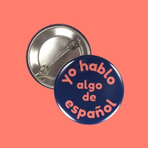 Épingle : "Yo hablo algo de español" ~ Je parle un peu espagnol ~ Apprenant, Étudiant, Infirmière, Serveur, Médical, Agent de bord, MA, Avocat, Caissier, PA