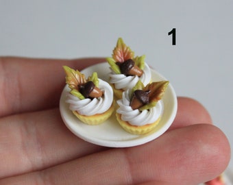 Herfstcupcakes voor een pop voor Thanksgiving. Eten op een schaal van 1:6.