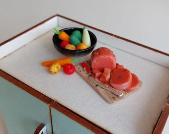 ミニチュアの灰色の肉と野菜。人形用の食べ物。ドールハウスの装飾。リアルなミニチュアの食べ物。