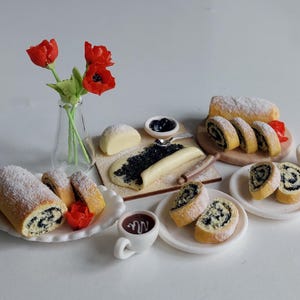 Futter für ein Puppenhaus. Miniatur Mohnblumen Roll. Mini-Keks für ein Puppenhaus.Essen im Maßstab 1:6.