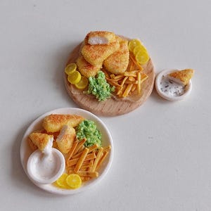 Puppenhaus Fish and Chips. Futter für eine Puppe. Miniatur Fisch.