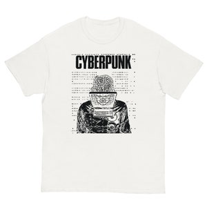 Op de afbeelding: Wit T-shirt met een zwart-witte grafische print van een persoon met een computerscherm over zijn gezicht. De tekst "CYBERPUNK" is boven de print gedrukt.