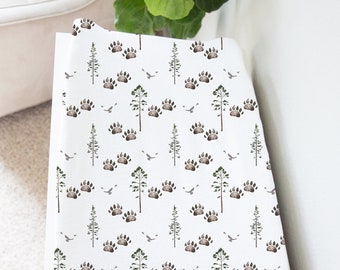 Housse de matelas à langer Bear Tracks, cadeaux pour bébé des bois, pépinière en pleine nature, housse de matelas à langer des bois, pépinière de pins- FoM