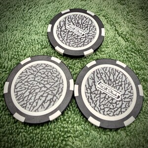 Pu&ograve; includere: Tre fiches da poker con un design in bianco e nero. Il centro di ogni fiche presenta un motivo grigio e il testo "Will Struck". Le fiches hanno un bordo nero con accenti rettangolari bianchi.