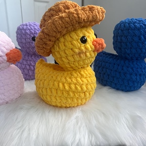 Amigurumi de canard en caoutchouc au crochet // jouet de canard // stuffie de canard // canard de cowboy