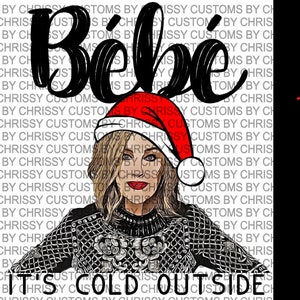 Puede incluir: Una ilustración digital de una mujer con un gorro de Papá Noel rojo y un suéter negro con un patrón de malla. El texto "Bébé" está escrito en negro sobre su cabeza y el texto "IT'S COLD OUTSIDE" está escrito debajo.