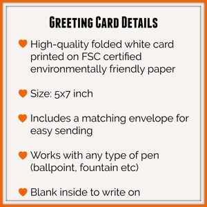 Pu&ograve; includere: Un biglietto d'auguri bianco piegato con l'intestazione Greeting Card Details. Il testo elenca le caratteristiche: carta certificata FSC di alta qualit&agrave;, formato 5x7 pollici, busta abbinata inclusa, compatibile con ogni penna e interno vuoto.