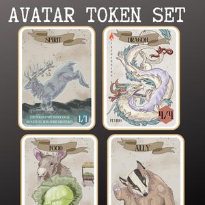 Puede incluir: Juego de fichas Avatar con cuatro cartas ilustradas. Las cartas incluyen un Espíritu, un Dragón, Comida y un Aliado. La carta Espíritu muestra un ciervo translúcido. La carta Dragón muestra un dragón blanco y morado. La carta Comida muestra un burro y una col. La carta Aliado muestra un tejón.