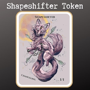 Pode incluir: Uma carta de jogo retangular intitulada Shapeshifter Token apresentando uma criatura roxa semelhante a uma raposa com três olhos e uma corrente, atravessada por duas flechas. A carta exibe o texto SHAPESHIFTER, CHANGELING e 1/1.