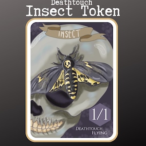 Könnte beinhalten: Eine Fantasy-Karte mit einer Schädel- und Mottenillustration. Die Motte hat schwarz-gelbe Markierungen und ein Totenkopf-Design. Die Karte lautet "Deathtouch Insect Token" und "1/1 Deathtouch Flying".