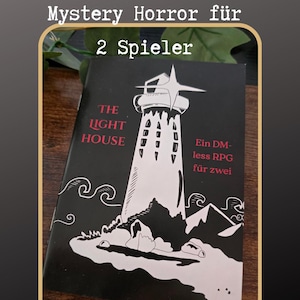 Könnte beinhalten: Ein schwarz-weißes Rollenspiel-Heft mit dem Titel The Lighthouse. Das Cover zeigt eine grafische Illustration eines Leuchtturms an einer felsigen Küste mit Wellen. Der Text umfasst Mystery Horror für 2 Spieler und Ein DM-less RPG für zwei.