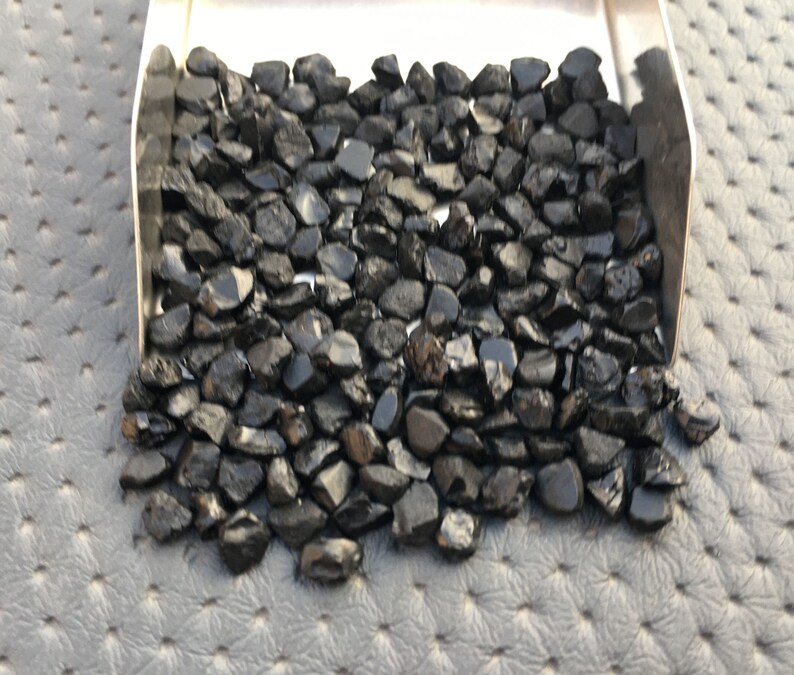 Natural Black Spinel Gemstone Raw,Random Raw Crystal,Undrilled Gemstones Tiny Black Rough 50 Pieces Spinel Rough,Size 4-6 MM Raw Spinel