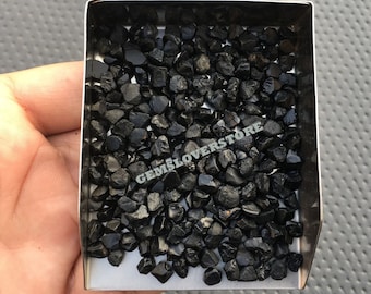 50 Gemas Brutas de Espinélio Negro: Cristais Naturais em Estado Bruto (4-6 MM)