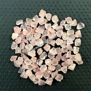 以下が含まれることがあります： ピンクのローズクォーツの原石の塊。結晶は様々なサイズと形があり、一部は他のものよりも透き通った外観をしています。