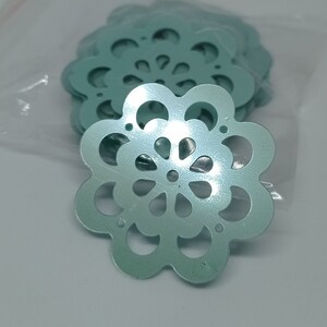 set of 23 Sequins sequins plastic flowers light green